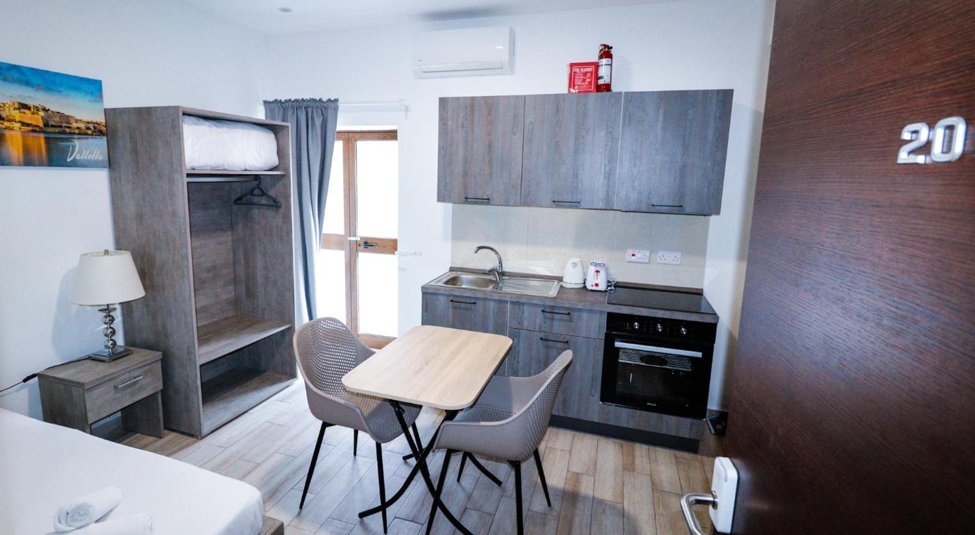 Napoli Suites Studios Aparthotel San Ġiljan Exterior foto